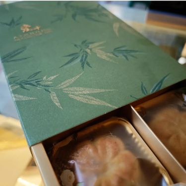 酥皮鹹蛋奶黃月餅