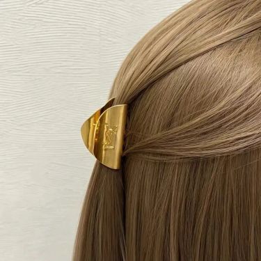 💖 絕美！YSL 最新款 VIP 贈品：金屬半月鯊魚夾 💖 有盒