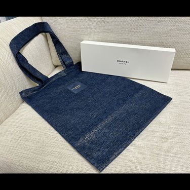 🔷  Chanel 2023聖誕新款 beauty贈品燙金絨絲質(牛仔色)購物袋